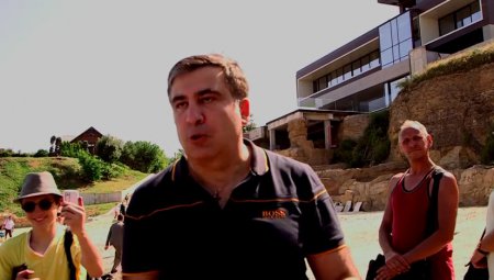 Саакашвили с бульдозером прибыл на закрытый Одесский пляж. ВИДЕО