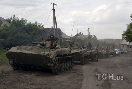 Под пристальным взглядом ОБСЕ, оккупанты отводят свою бронетехнику. ФОТО