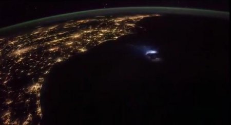 Космический аппарат показал, как выглядит молния из космоса. ВИДЕО