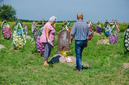 В Днепропетровске сегодня простились с 16 бойцами - Героями Украины. ФОТО