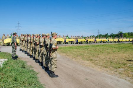 В Днепропетровске сегодня простились с 16 бойцами - Героями Украины. ФОТО