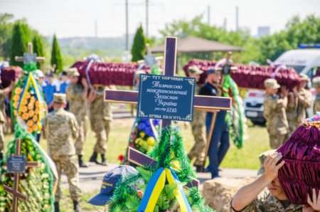 В Днепропетровске сегодня простились с 16 бойцами - Героями Украины. ФОТО