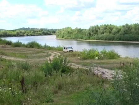 Село на Прикарпатье разделило рекой - чиновники молчат (ТВ, видео)