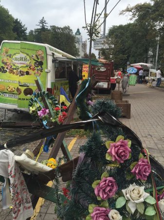 В Киеве на Институтской процветает стихийная торговля. ФОТО