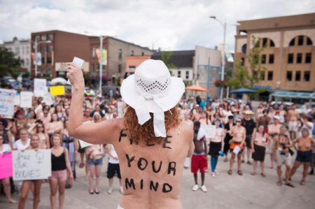 В Канаде полуголые активисты добивались равенства полов. ФОТО