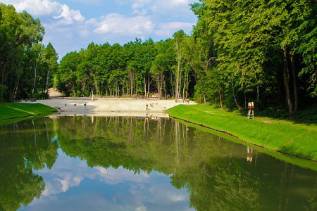 Изумрудное озеро парка Киевская Русь. ФОТО