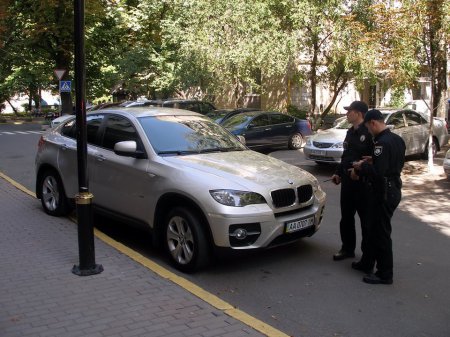 У главного входа в ГПУ оштрафован прокурор. ФОТО