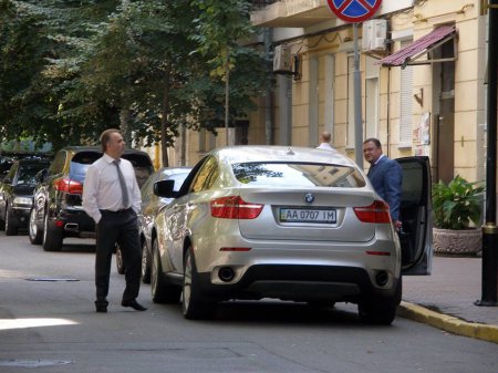 У главного входа в ГПУ оштрафован прокурор. ФОТО