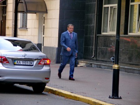 У главного входа в ГПУ оштрафован прокурор. ФОТО