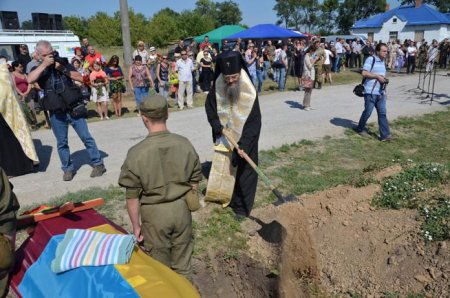 Под Запорожьем похоронили 57 Героев Украины. ФОТО