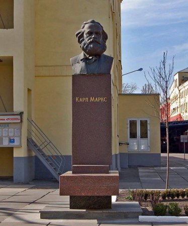 На успешном предприятии ROSHEN в Киеве установлен памятник Марксу. ФОТО