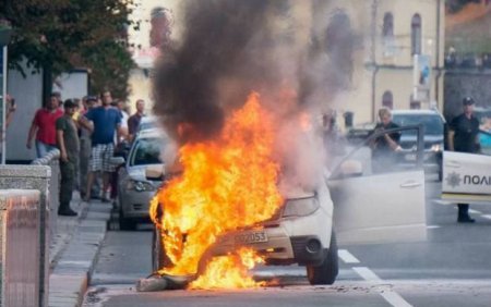 В Киеве горел автомобиль миссии ОБСЕ