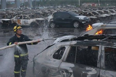 Взрыв в Китае уничтожил 10 000 новых автомобилей. ФОТО