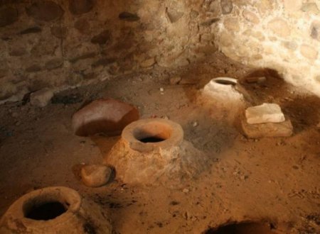 Археологи раскопали древнюю посуду грузинских виноделов XI-XII ст.