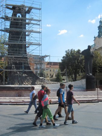 Во Львове из-под асфальта выдалбывают брусчатку времен 