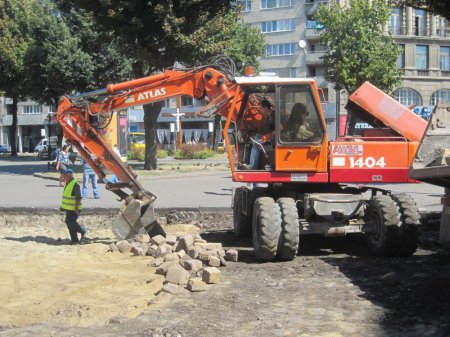 Во Львове из-под асфальта выдалбывают брусчатку времен 