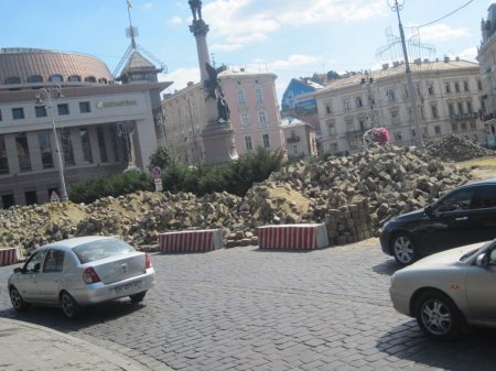 Во Львове из-под асфальта выдалбывают брусчатку времен 