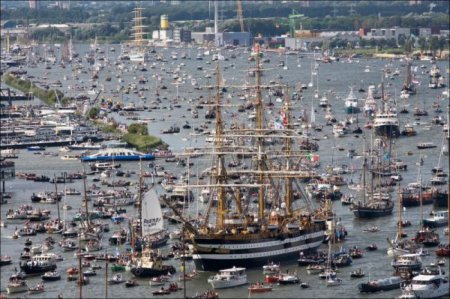В Амстердаме прошел самый большой парад судов. ФОТО