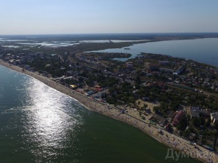 В Одесской области вдоль линии моря растянулся километровый украинский флаг. ФОТО