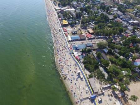 В Одесской области вдоль линии моря растянулся километровый украинский флаг. ФОТО