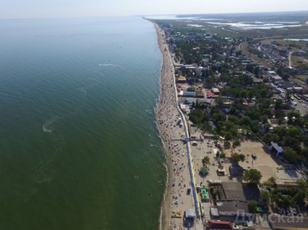 В Одесской области вдоль линии моря растянулся километровый украинский флаг. ФОТО