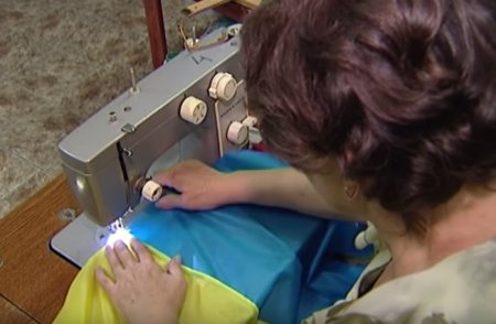 На швейных фабриках бум на украинские флаги (ТВ, видео)