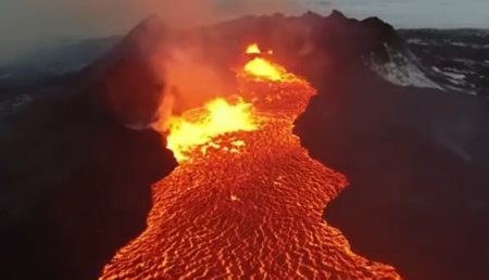 Беспилотник снял на видео поток горящей лавы