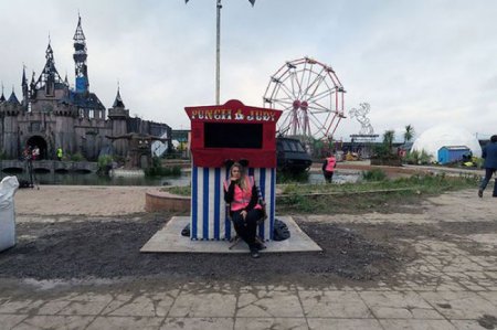 В Великобритании открылся мрачный парк развлечений - Dismaland. ФОТО