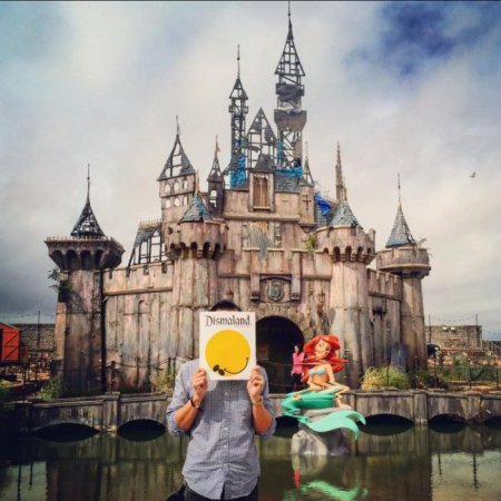 В Великобритании открылся мрачный парк развлечений - Dismaland. ФОТО