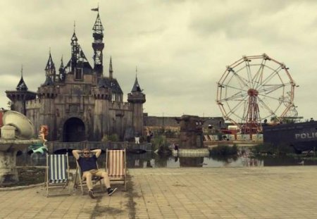 В Великобритании открылся мрачный парк развлечений - Dismaland. ФОТО