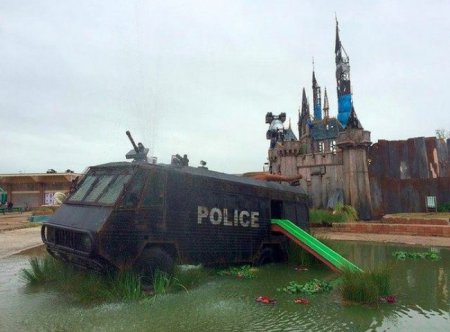 В Великобритании открылся мрачный парк развлечений - Dismaland. ФОТО