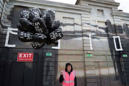 В Великобритании открылся мрачный парк развлечений - Dismaland. ФОТО