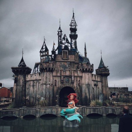 В Великобритании открылся мрачный парк развлечений - Dismaland. ФОТО