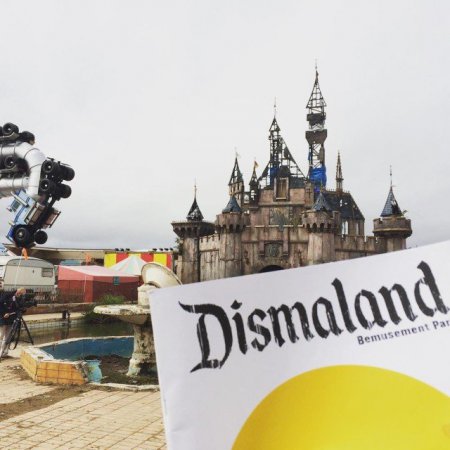 В Великобритании открылся мрачный парк развлечений - Dismaland. ФОТО