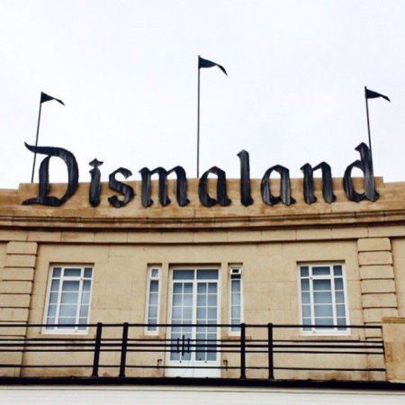 В Великобритании открылся мрачный парк развлечений - Dismaland. ФОТО