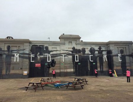 В Великобритании открылся мрачный парк развлечений - Dismaland. ФОТО