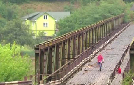 На Прикарпатье разваливается стратегически важный мост (ТВ, видео)
