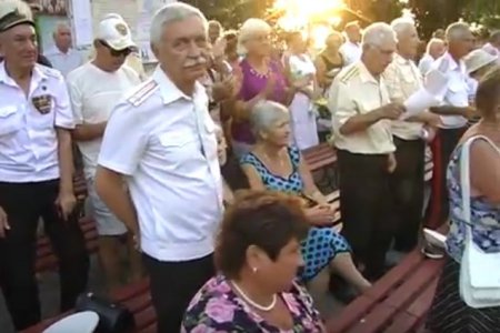 У Севастополі пенсіонери вже стоячки чекають на "Сталіна". Відео