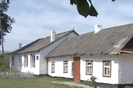 Без столовых и с туалетами на улице — как села Украины начинают учебный год (ТВ, видео)