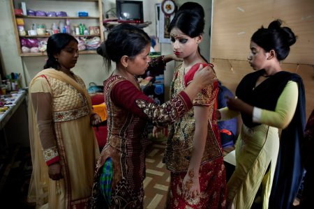 Мужчины в Багнладеш женятся на детях. ФОТО