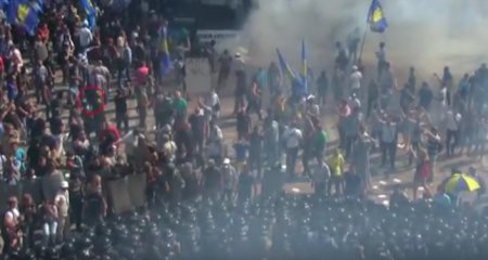 Момент кидання гранати в Нацгвардію під парламентом зняли на відео