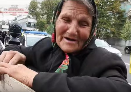 В Киеве правоохранители избили бабулю за за одиночный протест возле Рады. ВИДЕО