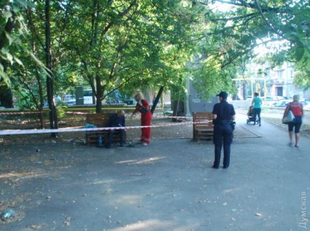В Одессе труп мужчины сутки "просидел" в парке на скамейке