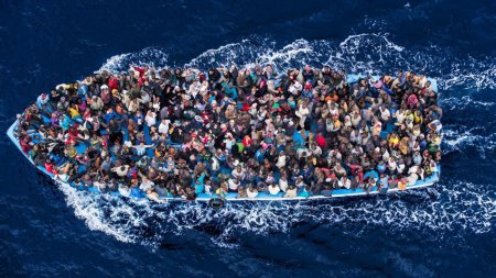 В поисках лучшей жизни: тяжелый и опасный путь беженцев в Европу. ФОТО