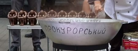 Активисты устроили под ГПУ «Иловайский» и «прокурорский» котлы (ТВ, видео)