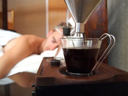 Изобретен будильник, который варит кофе. ФОТО