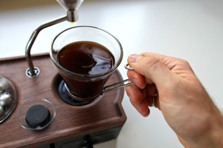 Изобретен будильник, который варит кофе. ФОТО