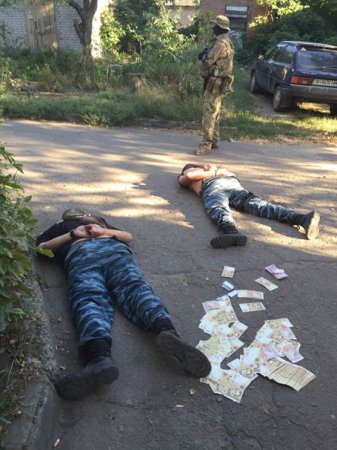 Гроші з кишень та обличчям в асфальт: у Слов'янську на хабарі схопили 4 правоохоронців. ВІДЕО 
