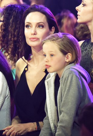 Дочь Анджелины Джоли и Брэда Питта хочет сменить пол. Родители не возражают