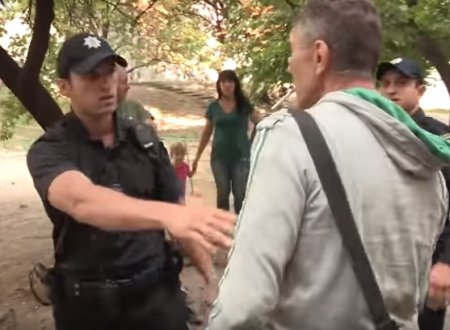 Наркоман устроил истерику перед полицией Киева. ВИДЕО